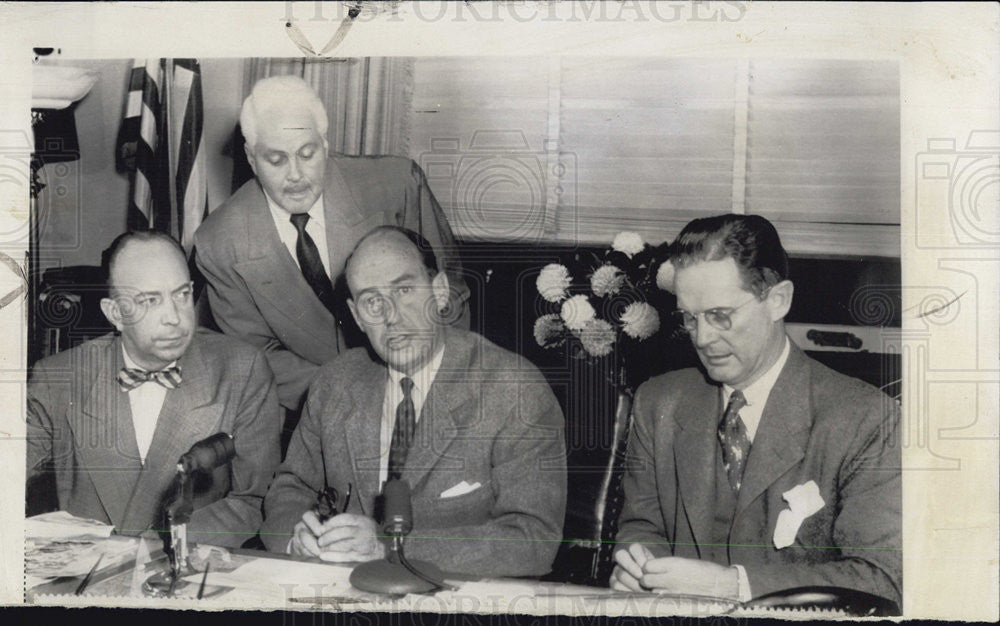 1952 Press Photo Gov. Adlai Stevenson holds conference. - Historic Images