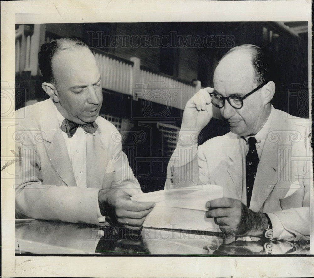 1952 Press Photo Gov. Adlai Stevenson with lawyer Wyatt discuss campaign plans - Historic Images