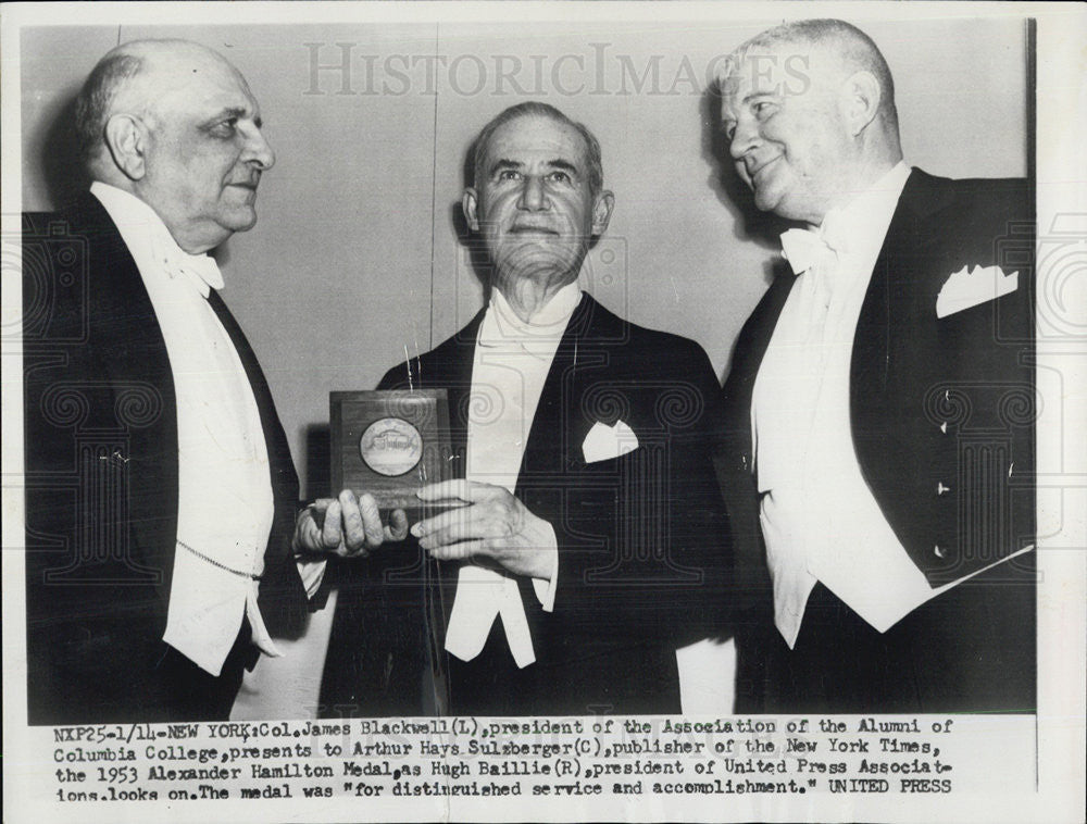 1953 Press Photo James Blackwell Presents Arthur Sulzberger Alexander Hamilton - Historic Images