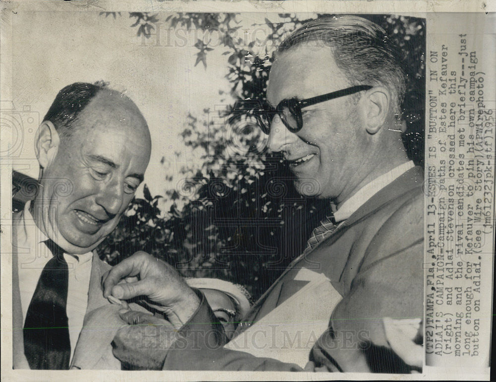 1956 Press Photo Estes Kefauver (R) Pins Button on Rival Adlai Stevenson - Historic Images