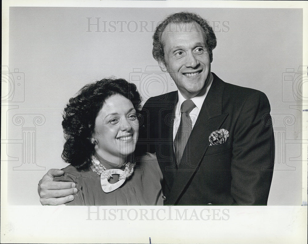 1983 Press Photo Etta Larry Stevens fashionable shells jewelry creator - Historic Images