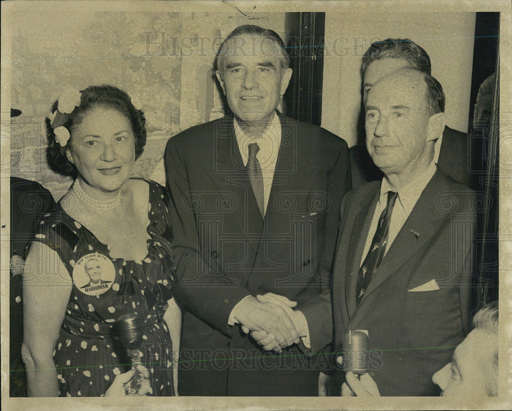 1976 Press Photo Aldai Stevenson Extends Hand to Gov. Averell Harriman - Historic Images