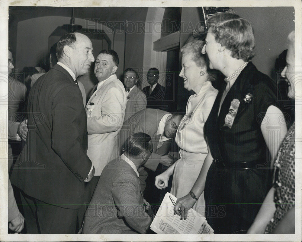 1952 Press Photo Governor Stevenson with Reporters - Historic Images