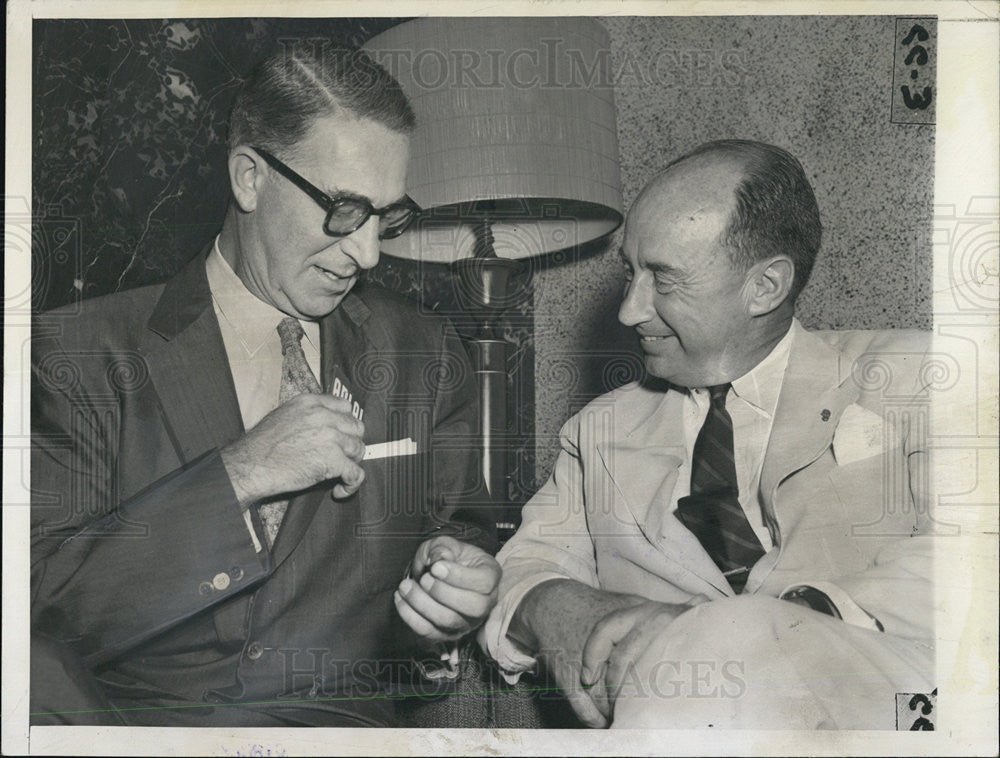 1956 Press Photo Presidential hopeful Adlai Stevenson at meeting at headquarters - Historic Images