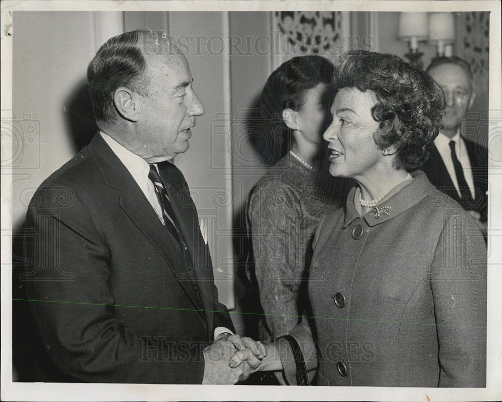 1963 Press Photo Gov.Adlai Stevenson shake hands with Mrs.Conway of Lake Forest - Historic Images