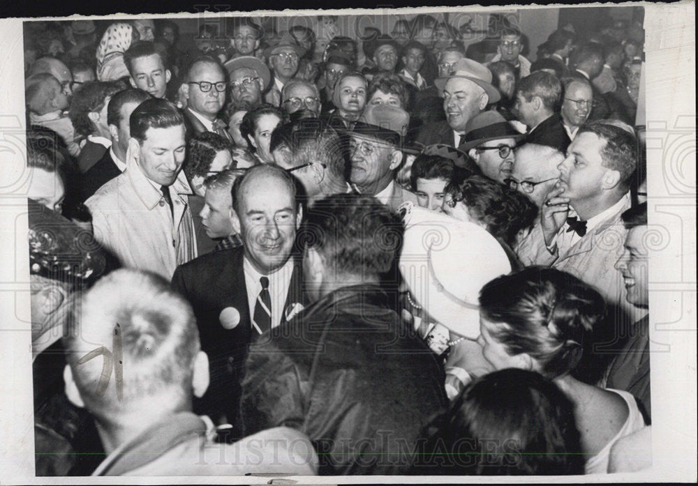 1960 Press Photo of Adlai Stevenson greeted at Wold Chamberlain Airport - Historic Images