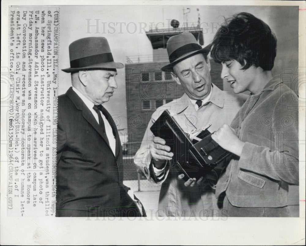 1964 Press Photo UN Amb Stevenson (C) &amp; U of IL Student Beth Hupp &amp; Col Worthy - Historic Images