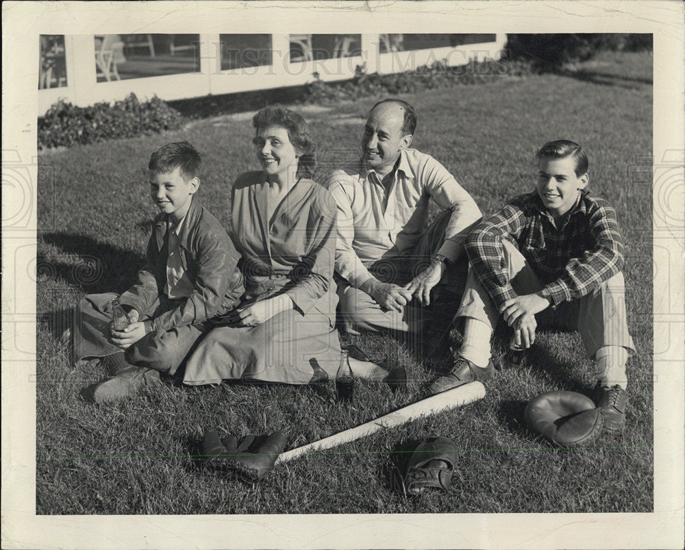 1948 Press Photo Adlai Stevenson Ellen Bordon John Fell - Historic Images