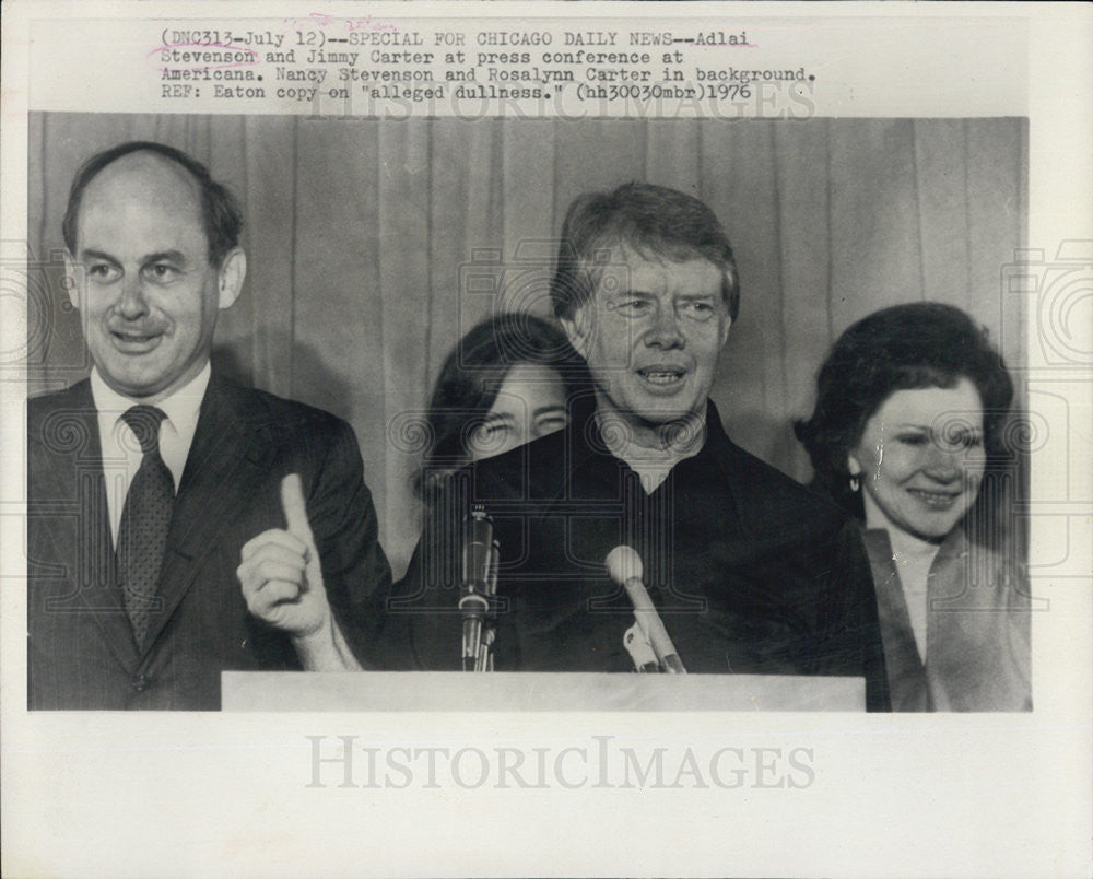 1976 Press Photo Adlai Stevenson And Jimmy Carter At The Americana Wives In Back - Historic Images