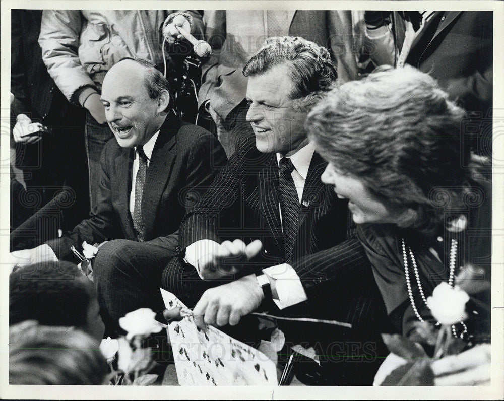 1982 Press Photo Adlai Stevenson And Sen Ed Kennedy With Kids At Union Day Care - Historic Images