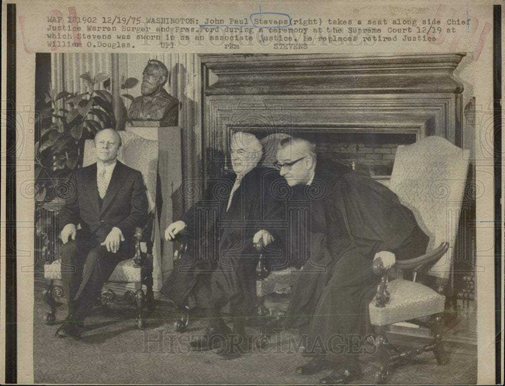 1975 Press Photo John Paul Stevens And Pres Ford During Supreme Ct Ceremony - Historic Images