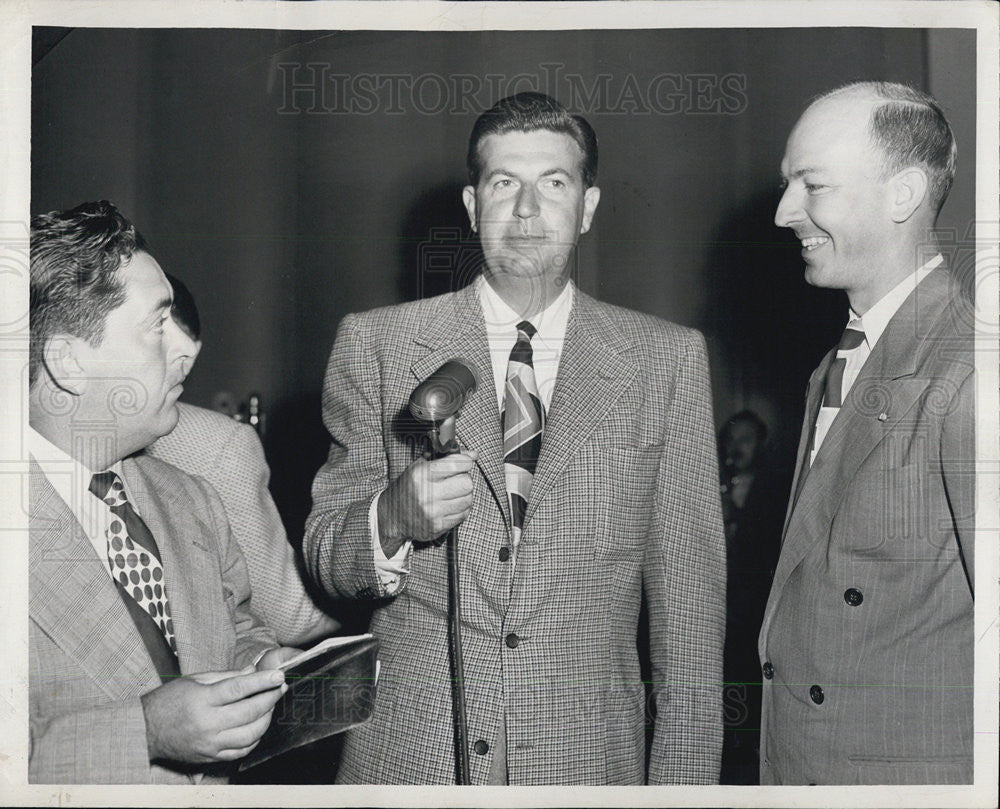 1947 Press Photo Don McNeill Gives Bill Odom Gift On Breakfast Club-Reynolds - Historic Images