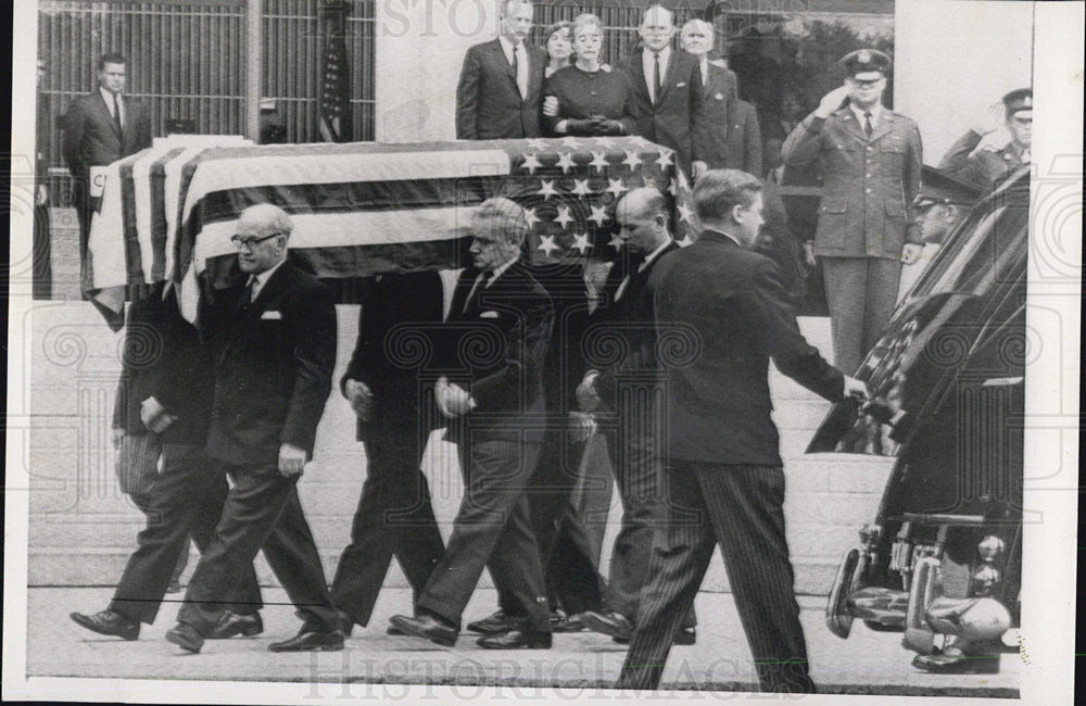 1985 Press Photo Adlai Stevenson Family Watch His Coffin Carried from Embassy - Historic Images