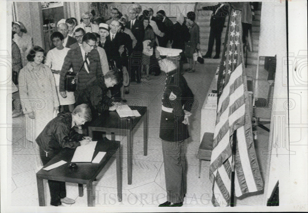 1965 Press Photo Line US Embassy London to Sign Adlai Stevenson Condolence Book - Historic Images