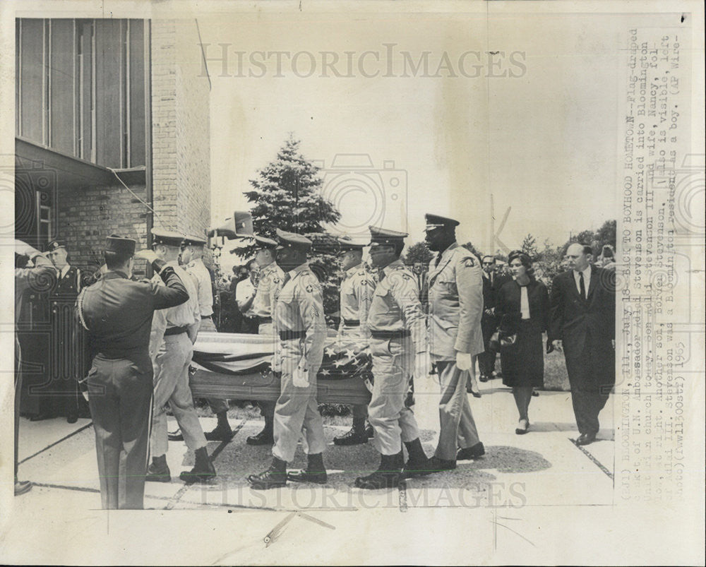 1965 Press Photo adlai Stevenson carried into Bloomington in casket death - Historic Images