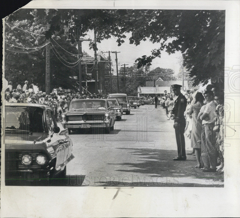 1965 Press Photo Funeral Evergreen Memorial Cemetary Adlai Stevenson - Historic Images