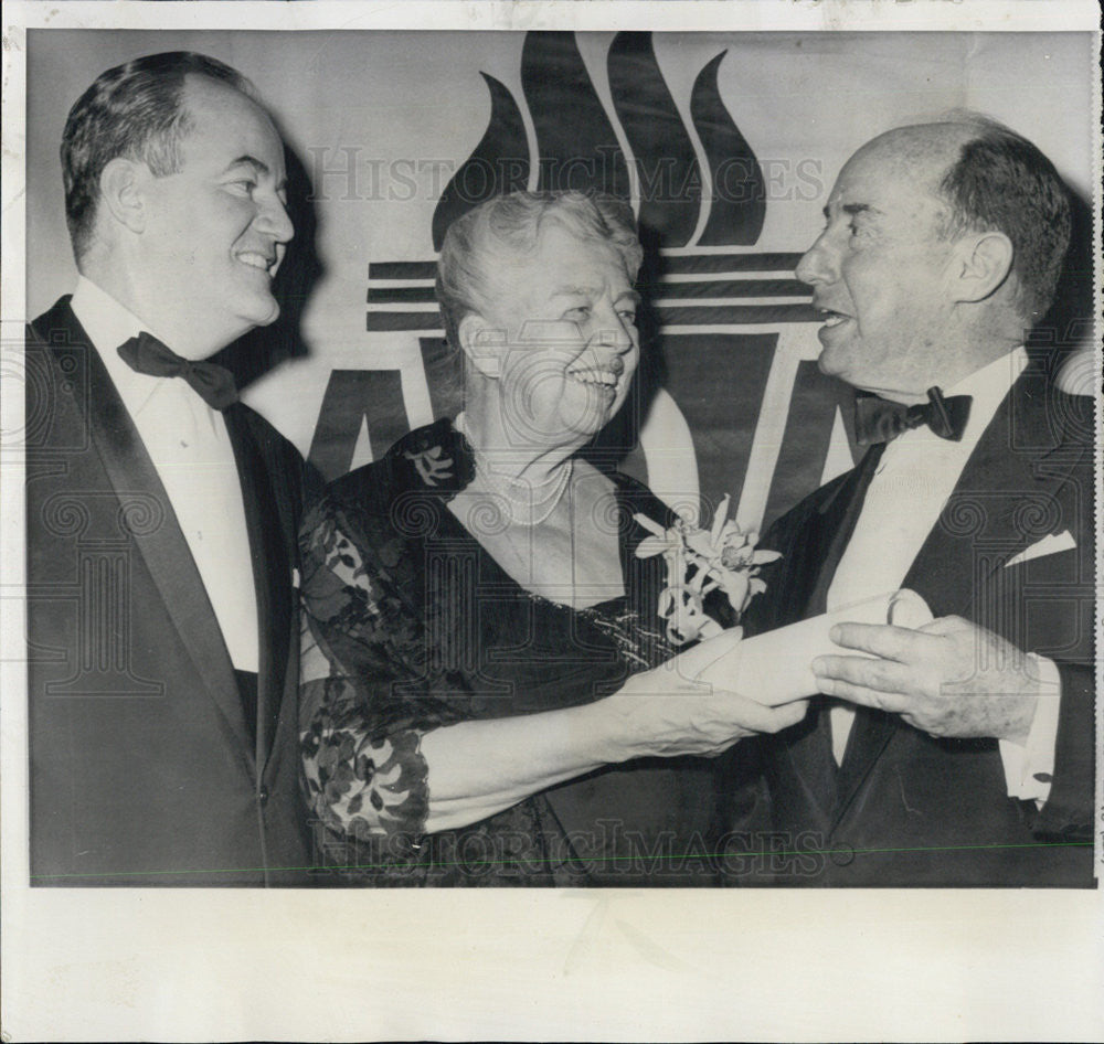 1990 Press Photo Mrs Eleanor Roosevelt presents annual Roosevelt  Day Award - Historic Images