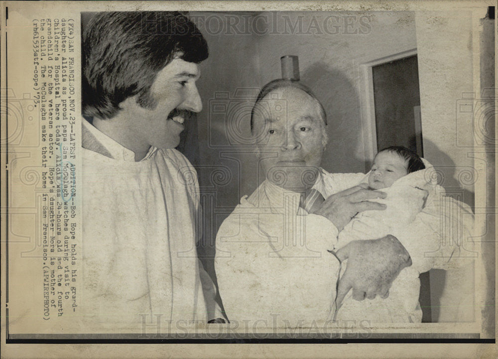 1973 Press Photo Bob Hope holds granddaugher Alicia as dad Sam McCulagh watches - Historic Images