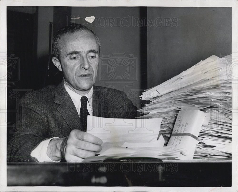 1957 Press Photo Frank McCullogh Administrative Asst to Sen Paul Douglas D-ILL - Historic Images