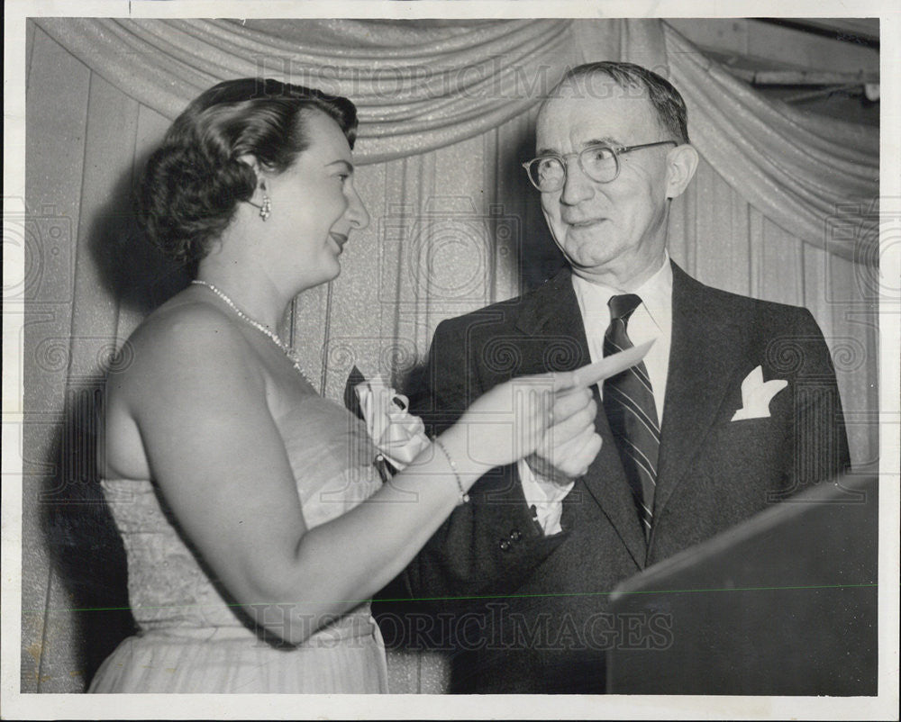 1953 Press Photo Mrs. Martin Spatt gives check to Dr. Hugh McCulloch - Historic Images