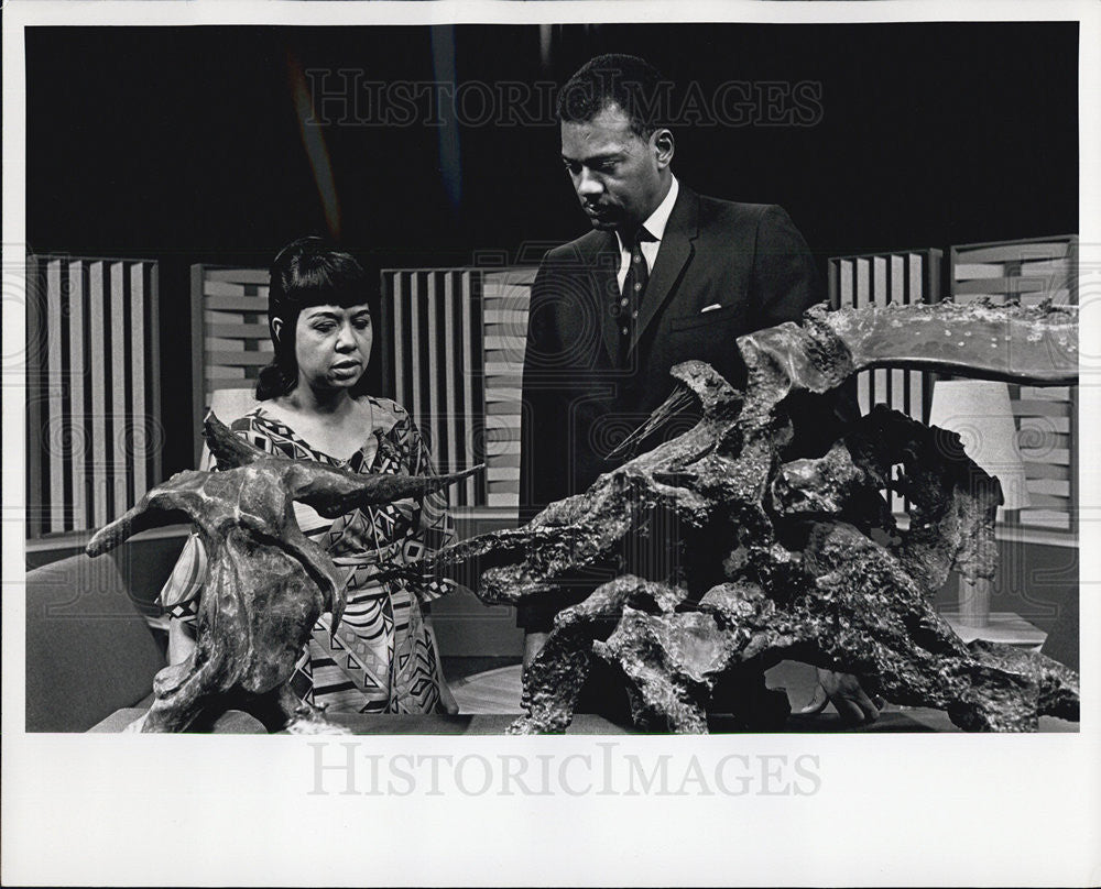 1968 Press Photo Gerladine McCullough sculptress - Historic Images