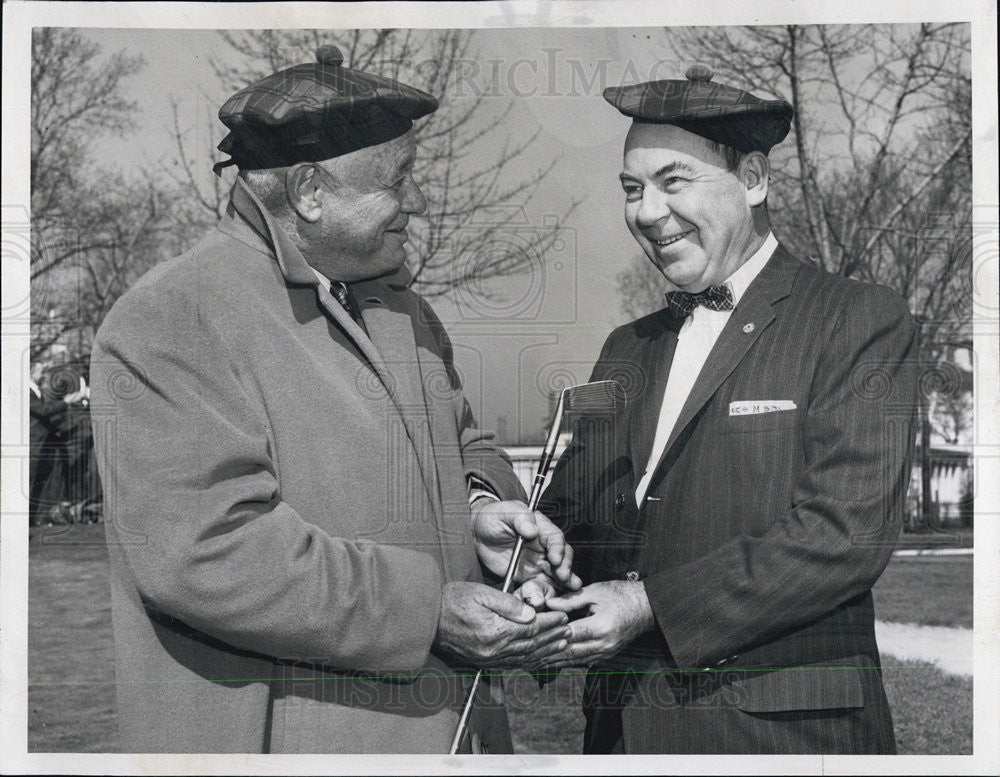 1960 Press Photo RF Bensinger And H.W. McCollough Play Golf At S Shore Country - Historic Images