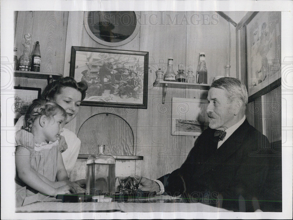 1944 Press Photo Vice And Newton A McCully Across From Russian Adopted Daughter - Historic Images