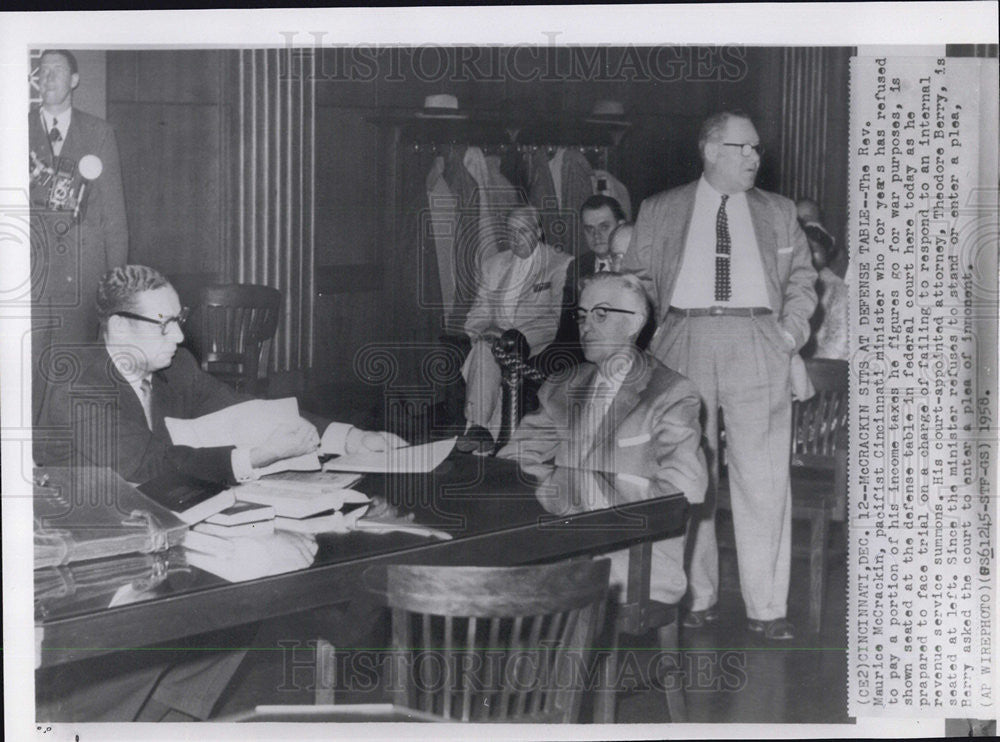 1958 Press Photo Rev Maurice McCrackin-Defense Table Refuses To Pay Income Taxes - Historic Images