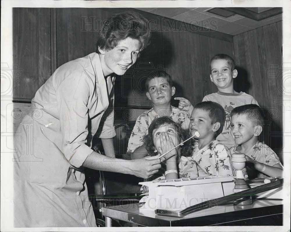 1961 Press Photo of volunteer at Children&#39;s Memorial giving music lessons - Historic Images