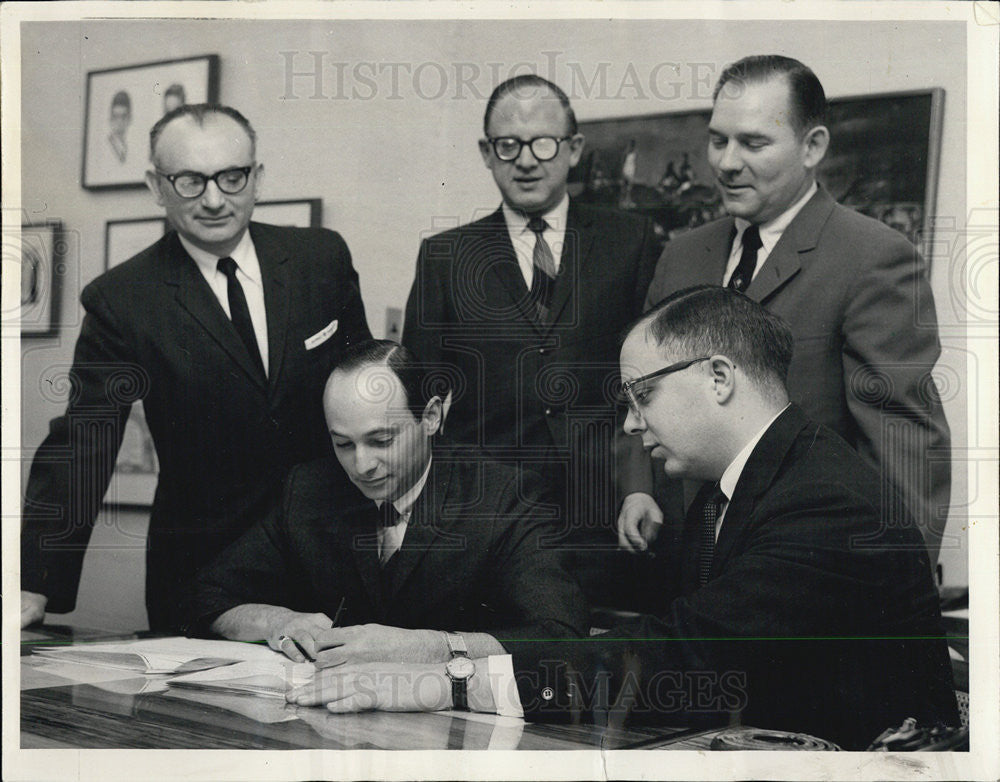 1966 Press Photo David Meltzer President Of Evans, Inc. Signing New Store Lease - Historic Images