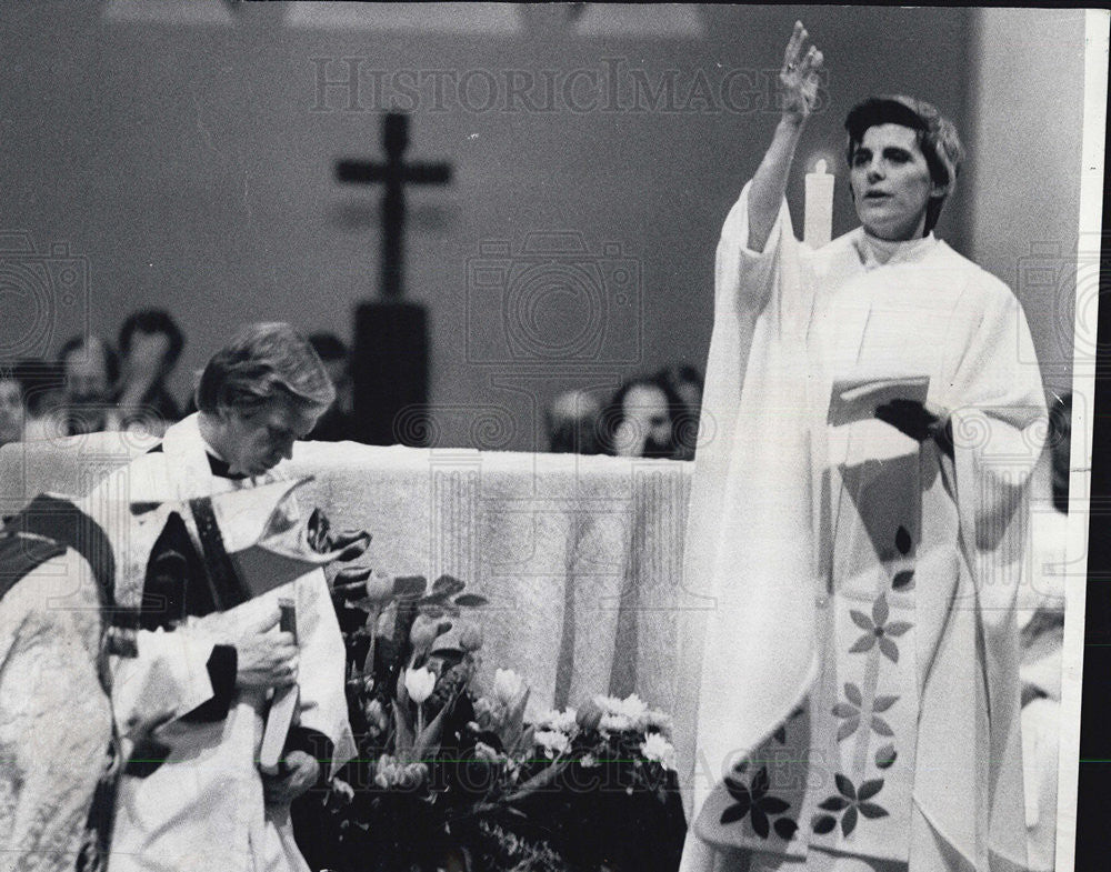 1977 Press Photo Alice Memmer Ordained First Woman Episocpal Priest in Chicago - Historic Images