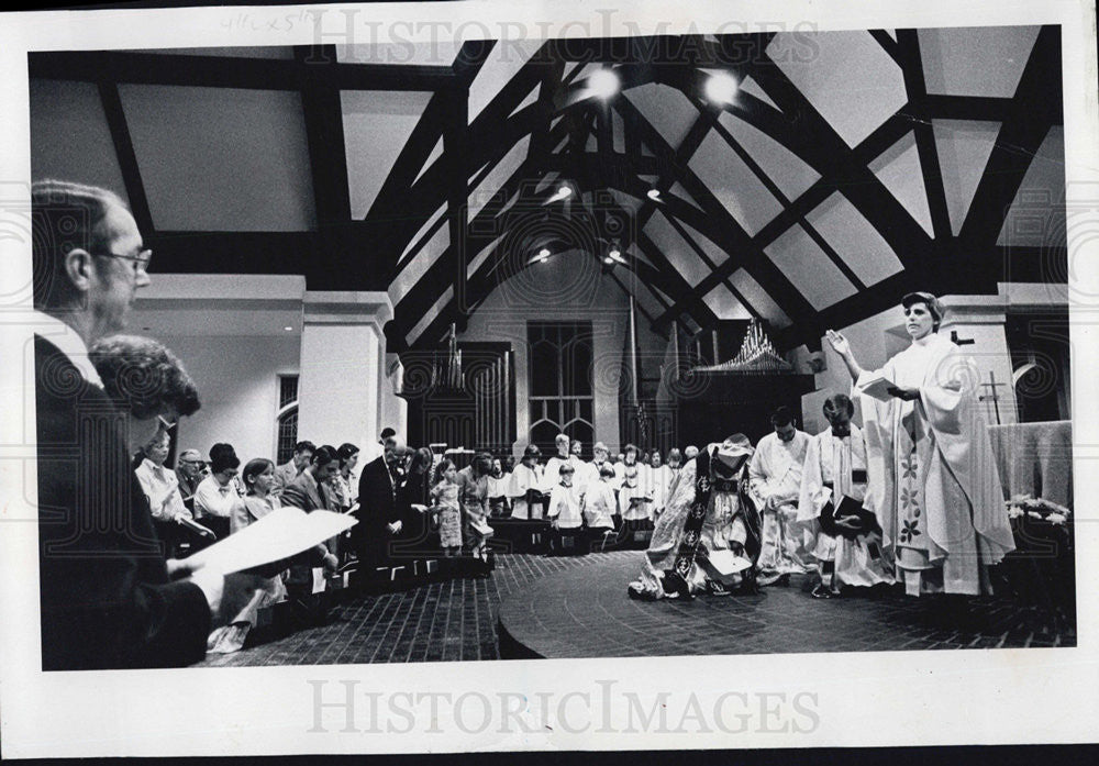 1977 Press Photo New Priest&#39;s First Blessing - Historic Images