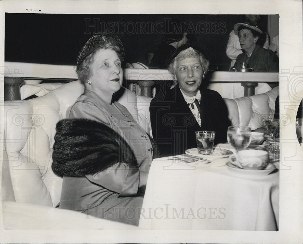 1952 Press Photo Mrs Merrill Meigs - Historic Images