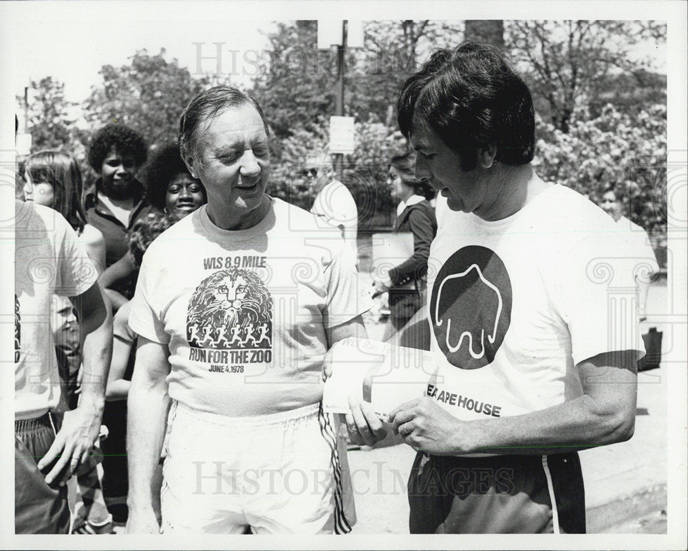 1978 Press Photo Mayor Michael Bilandic and Chicago Zoo Director Dennis Merritt - Historic Images