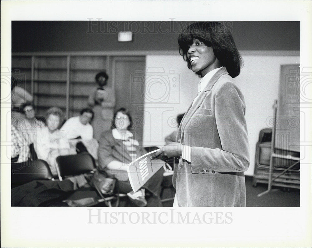 1983 Press Photo Chicago Library Volunteer coordinator Connie McKinley - Historic Images