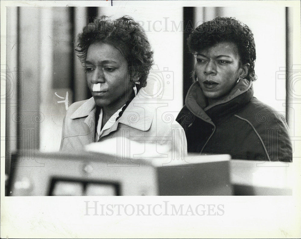 1987 Press Photo JoAnne McKinley At Criminal Court Charges Man With Abuse - Historic Images