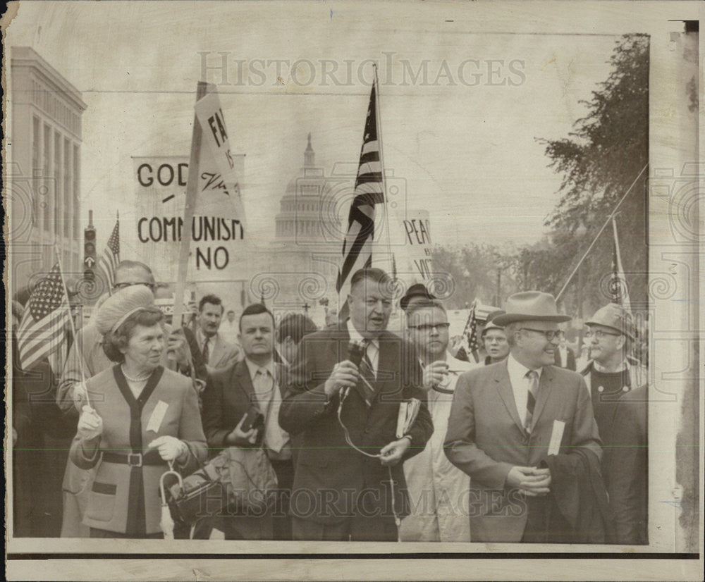 1971 Press Photo Rev. Carl McIntire Leads the &quot;March for Victory&quot; on Penn. Ave. - Historic Images