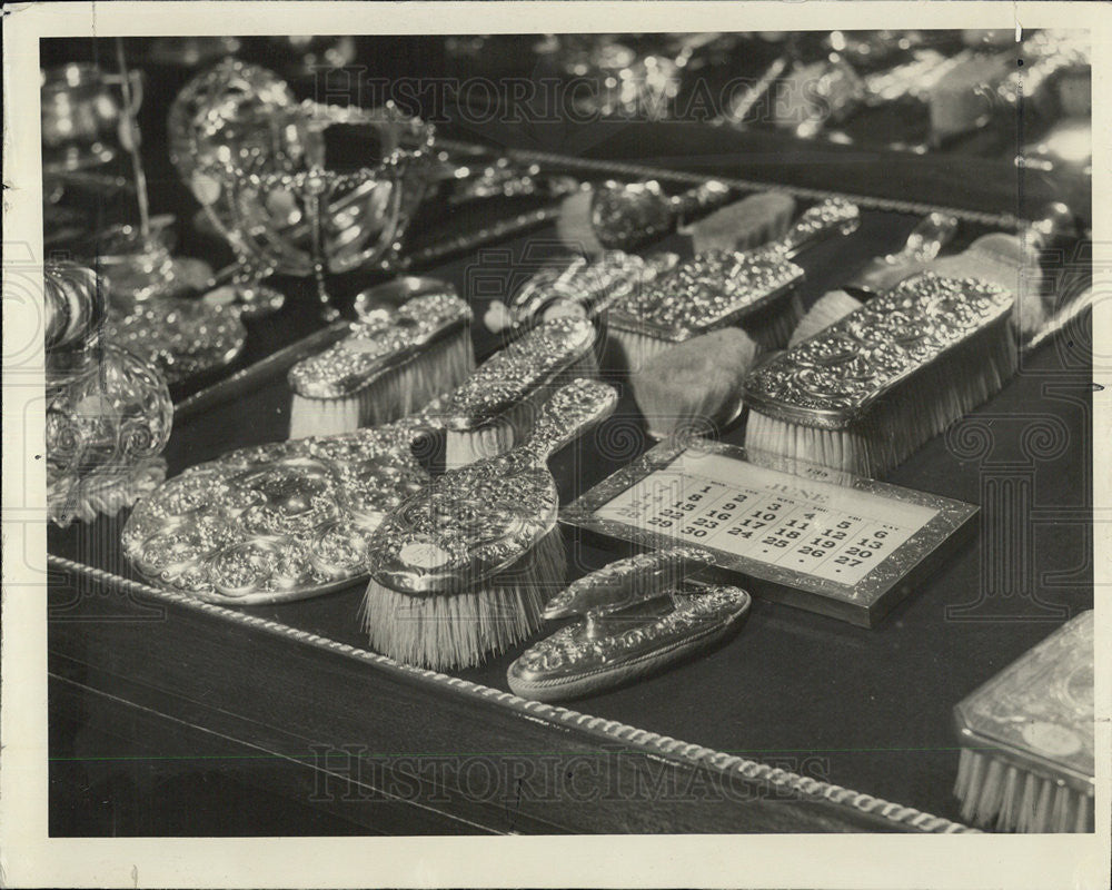 1934 Press Photo Sterling Silver Brushes And Combs Belongs To Mrs Rockefeller - Historic Images