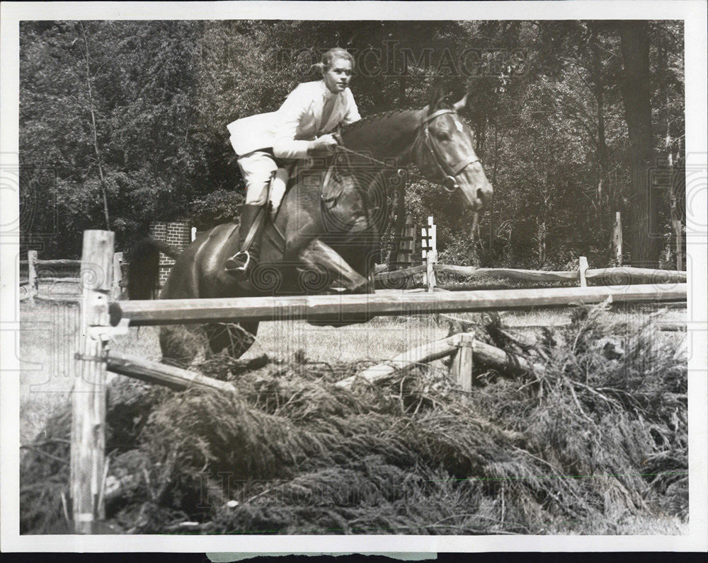 1969 Press Photo Mary Mccormicj Jumping The Bug Horse show - Historic Images