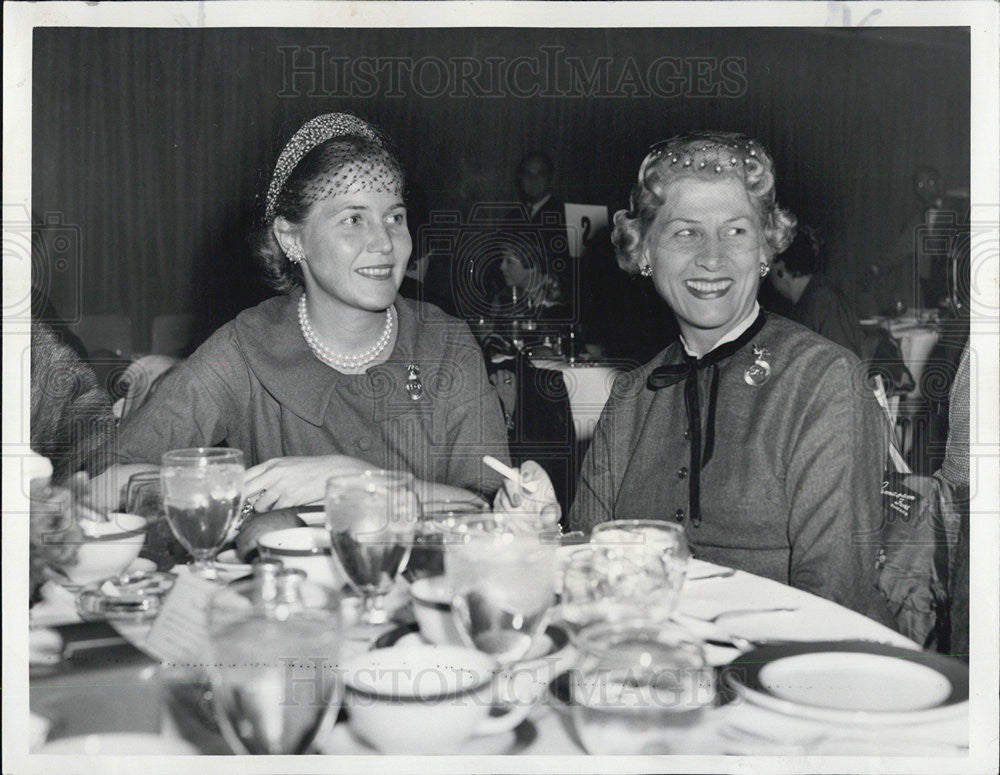 1960 Press Photo Mrs McClaran McCormick and Mrs Laurens G Hastings at Fash Show - Historic Images