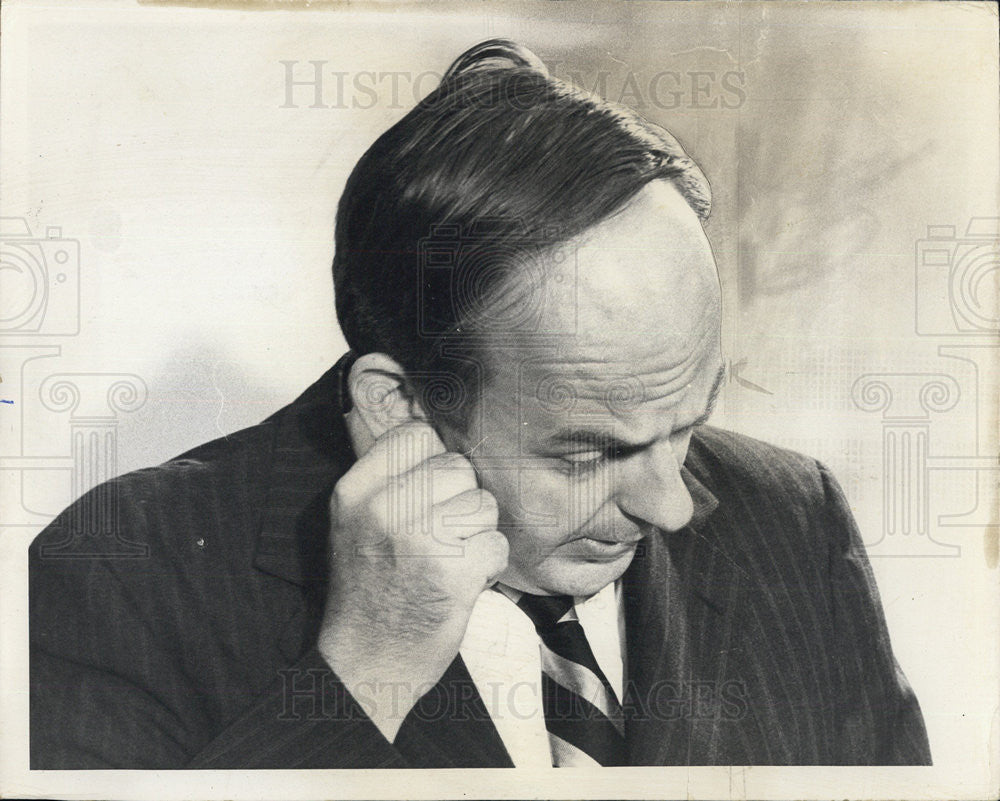 1971 Press Photo Se. Adlai E. Stevenson III during press conference - Historic Images