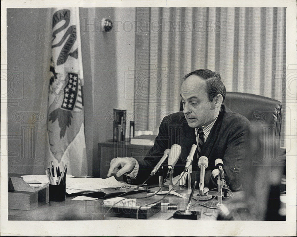 1973 Press Photo Senator Adlai Stevenson (ILL) press conference on fuel shortage - Historic Images