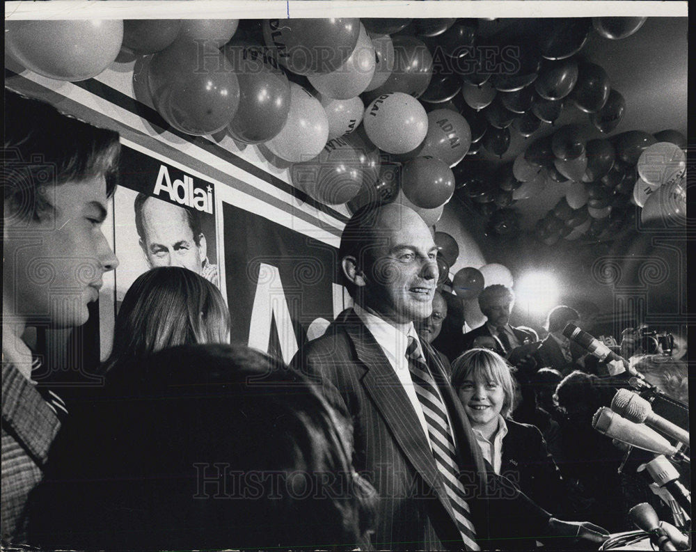 1974 Press Photo Democrat Senator Adlai E. Stevenson III celebrating victory - Historic Images