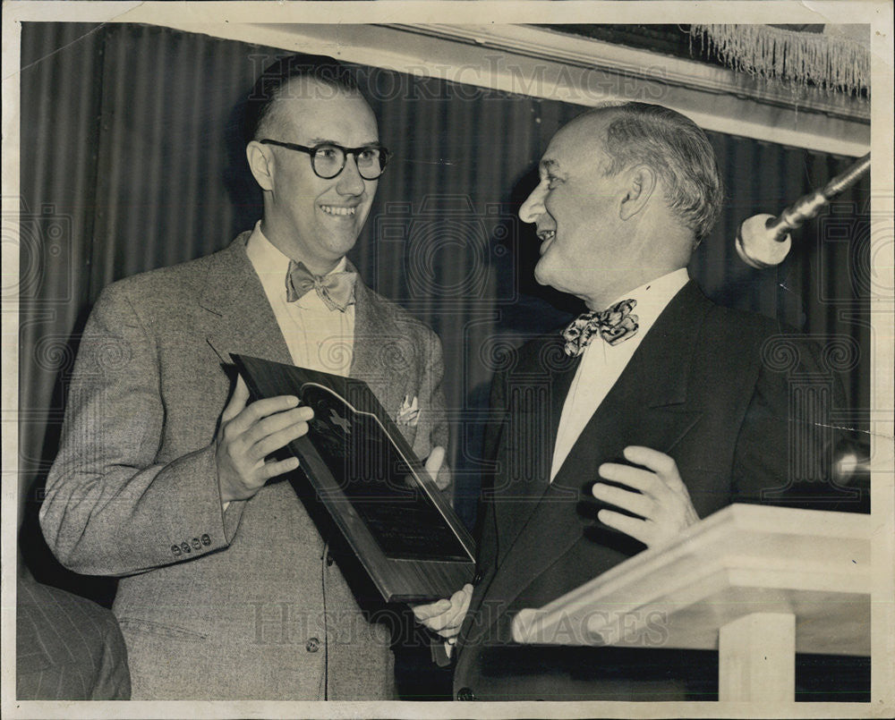 1950 Press Photo Clifford Sullivan receives safety award from Howard L. Willet - Historic Images