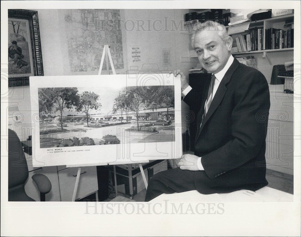 1989 Press Photo Richard Strauss with Auto World Project Model - Historic Images