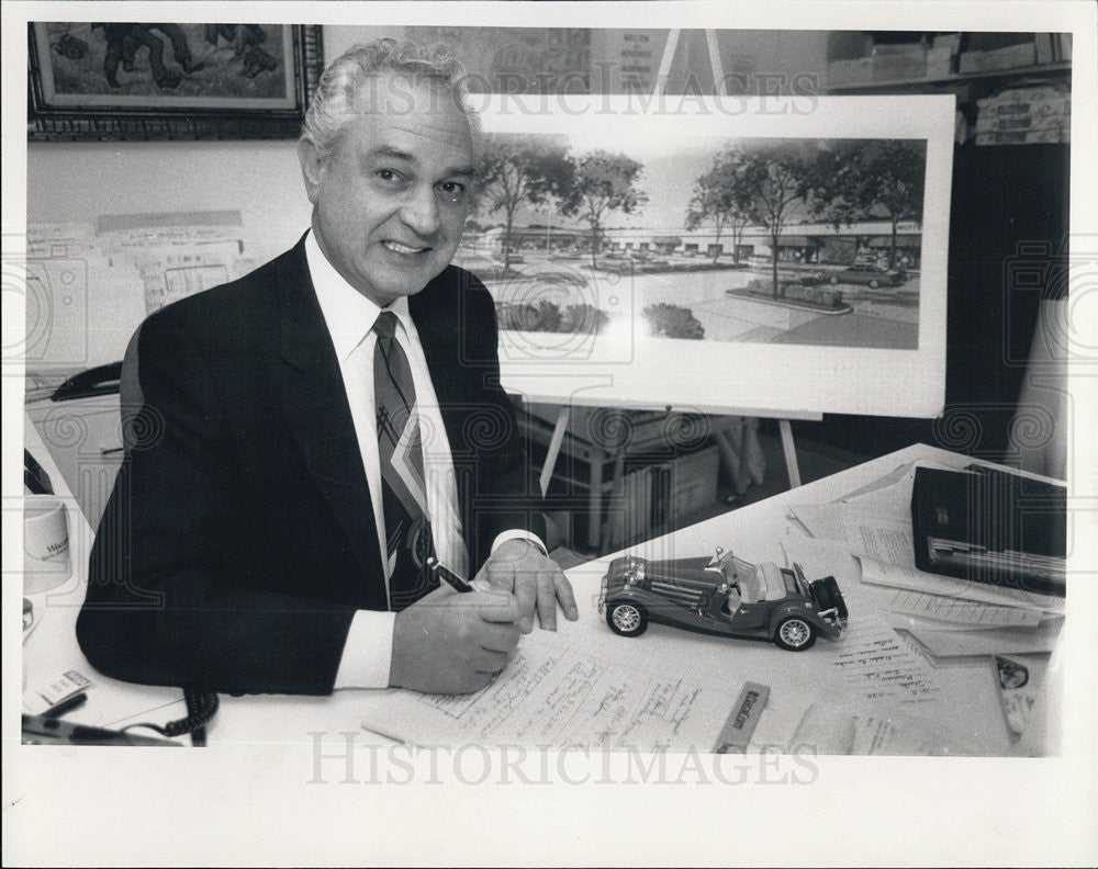 1989 Press Photo Richard Strauss with Model of Auto World Project - Historic Images