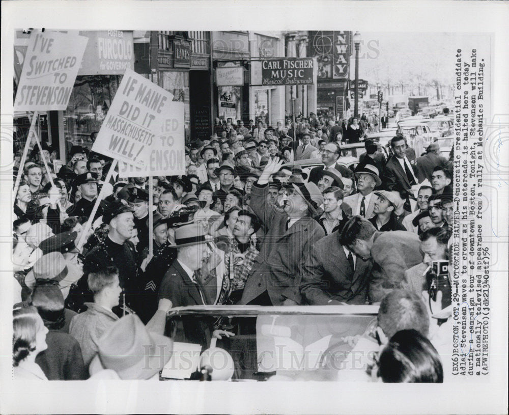 1956 Press Photo Democratic President Candidate Adlai Stevenson waves to crowd - Historic Images