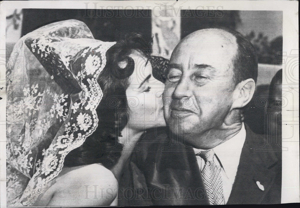 1956 Press Photo Gov. Adlai Stevenson enjoying Angelina Ortiz attention - Historic Images