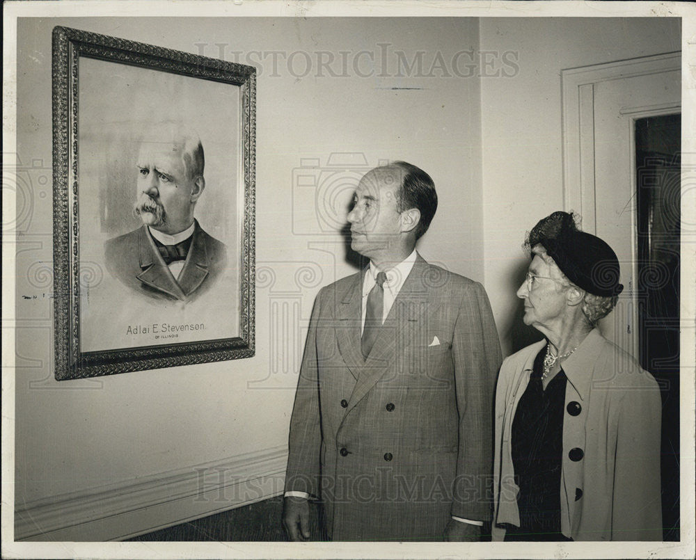 1949 Press Photo Adlai Stevenson And Mrs Fannie Quinn With Lithographic Protrait - Historic Images