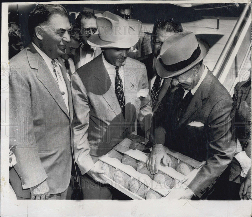 1952 Press Photo Gov.Adlai Stevenson gets melon from Gov.Dan Thornton. - Historic Images